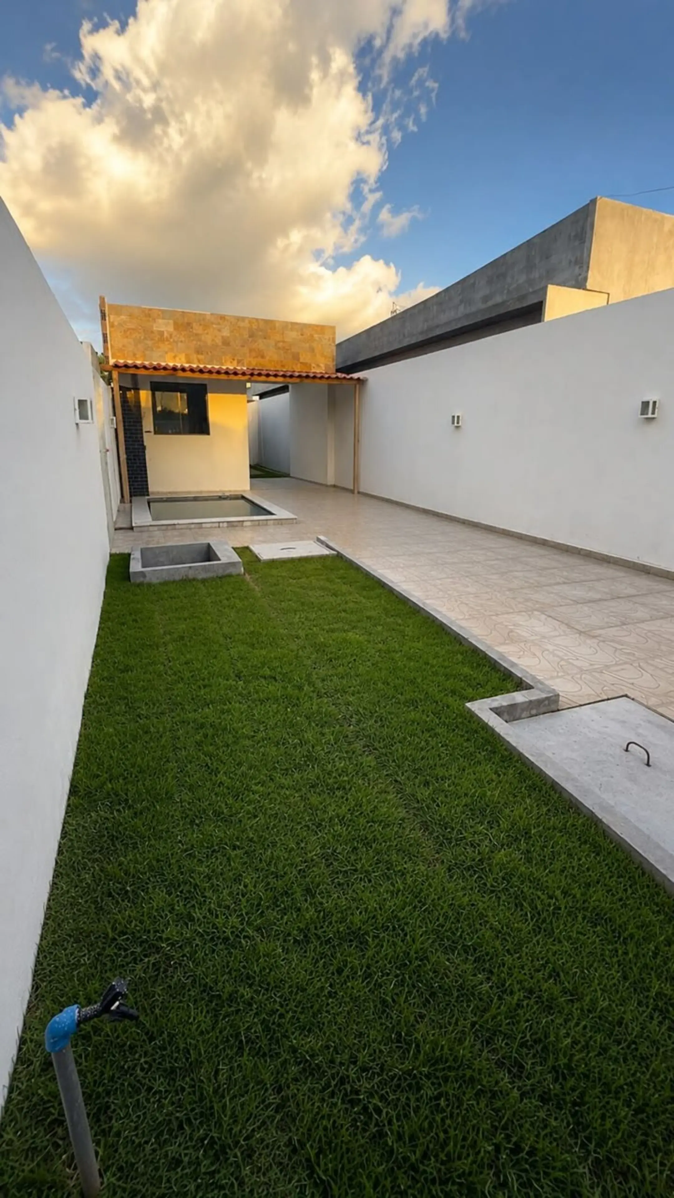 Fachada e entrada da casa pronta de 64 m²