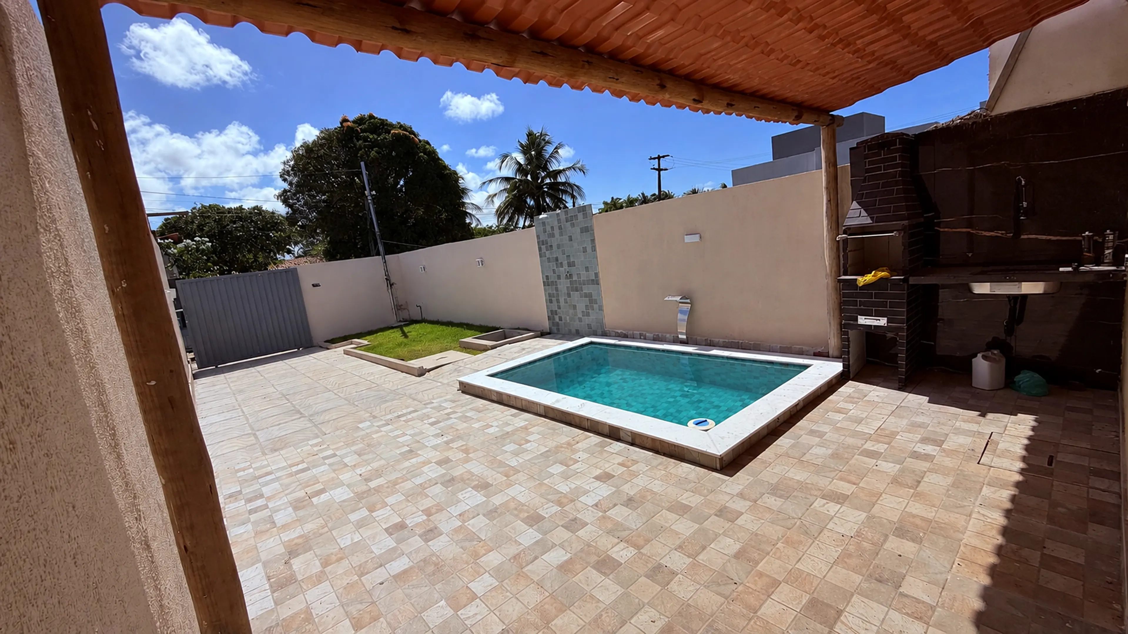 Piscina privativa da casa pronta